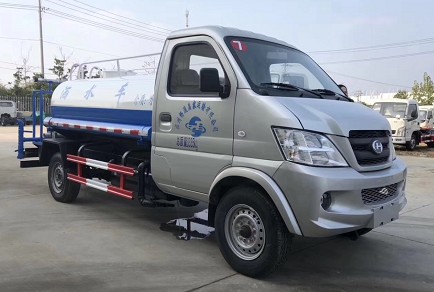 藍(lán)牌灑水車最大能幾噸的_北汽昌河2方綠化灑水車廠家價格